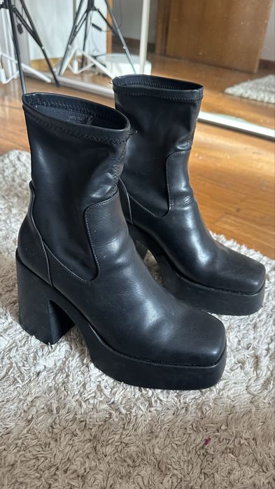 Bota preta com salto tam 39