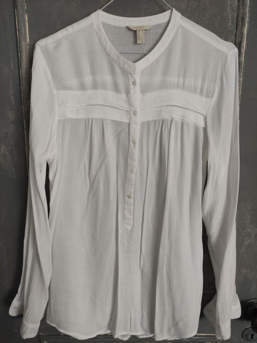 Camisa branca e de xadrez