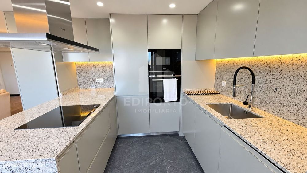 Apartamento T2 Novo mobilado com Varanda e Garagem em frente ao metro