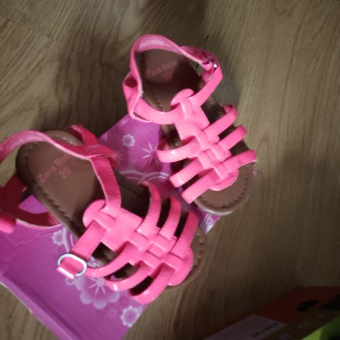 Sapatilhas e sandálias de criança