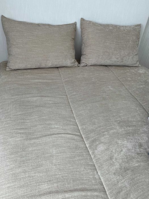 COLCHA e ALMOFADAS de cor bege para CAMA 1,60