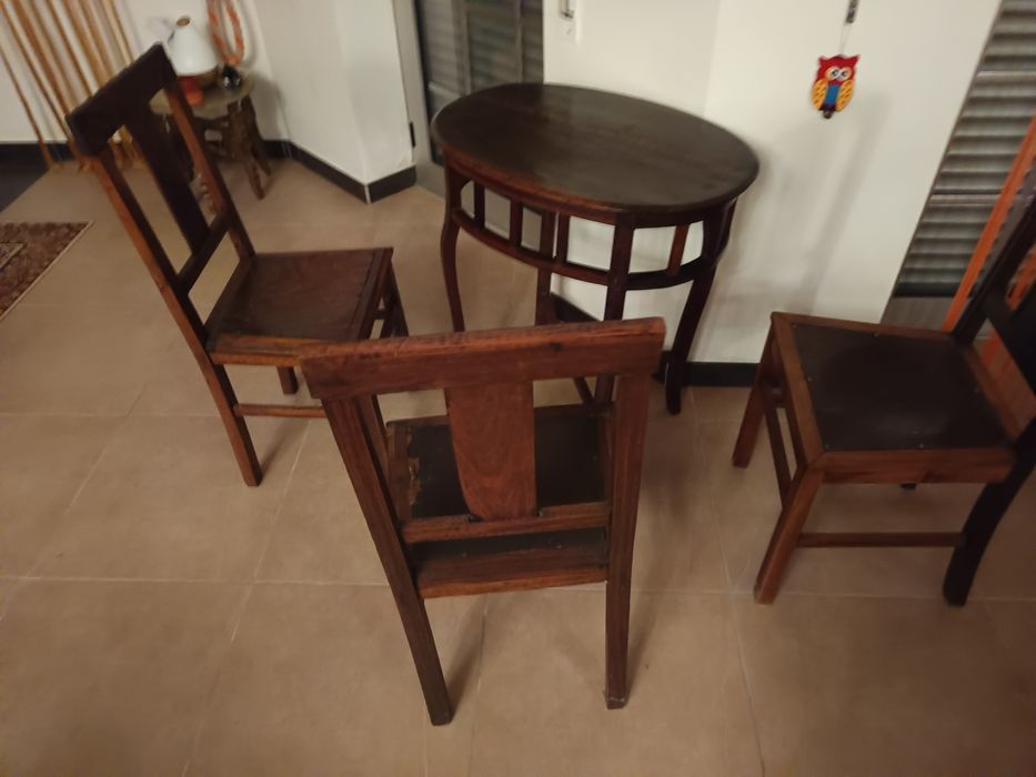 Mesas e cadeira de sala