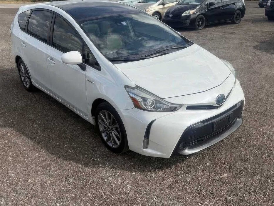 Toyota Prius v Five      2015