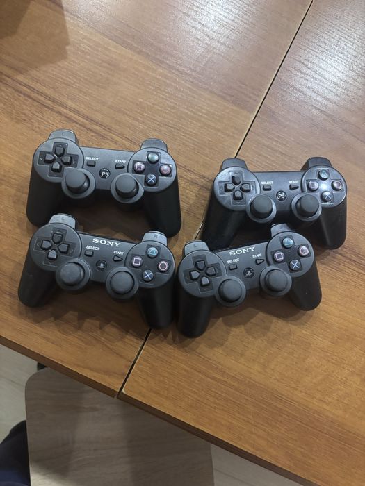 PS3 с додатковими контролерами