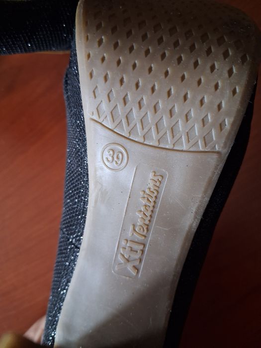 Sapatos Salto Alto em Preto com Brilhantes | Nunca Usadas.