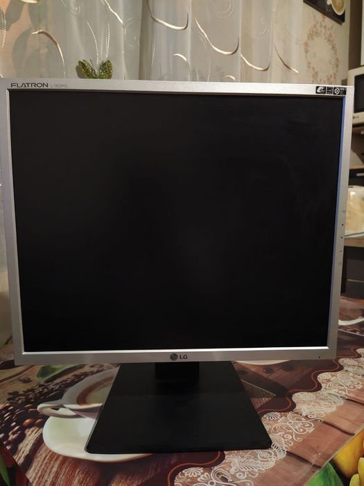 Продам 4 м.о.н.і.т.о.р.и.