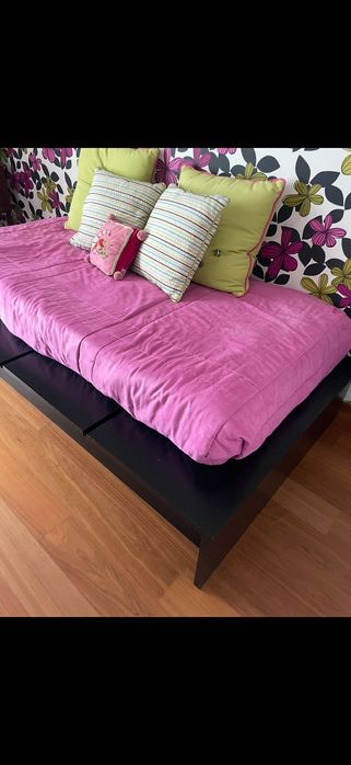 Cama com estrado, colchão e decoração de cama