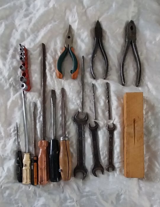 Инструменты  разные для ремонта  отвёртки  плоскогубцы  ключи рожковые