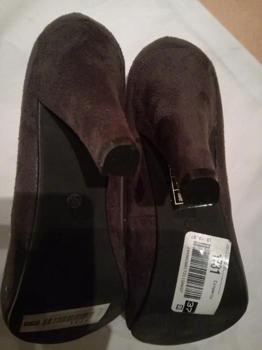 Sapatos de senhora, em camurça, novos