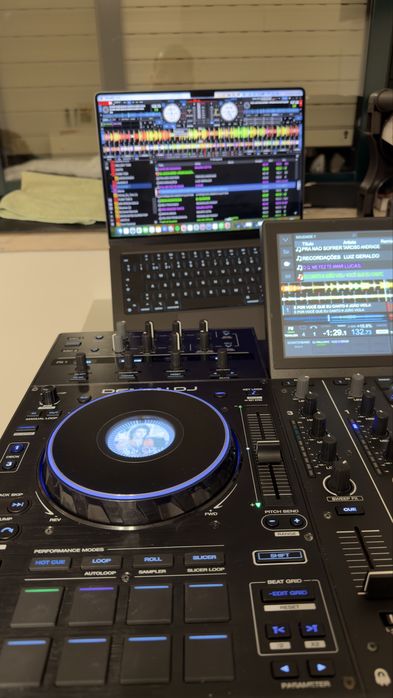 Denon DJ PRIME 4+ Controlador de DJ Pro All-in-One e Ecrã Touch