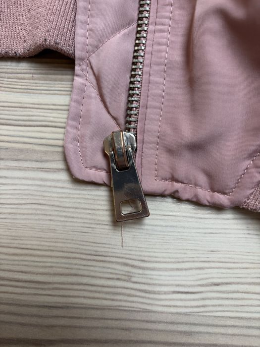 Różowa kurtka bomberka stradivarius