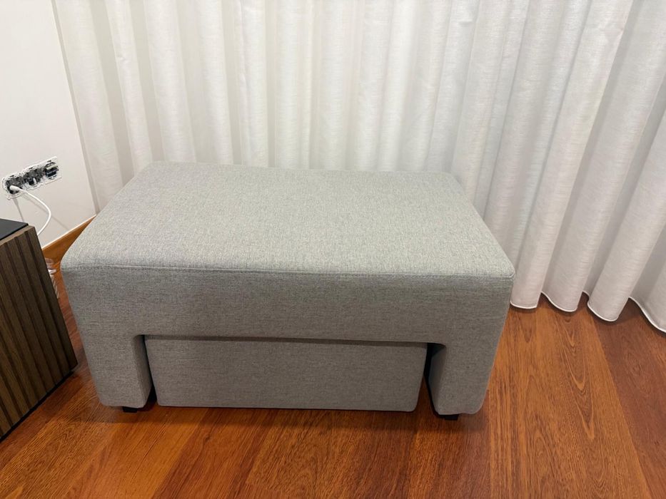 Sofa cama c/ mesa de centro e 2 bancos