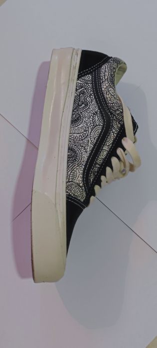 Ténis pretos e brancos