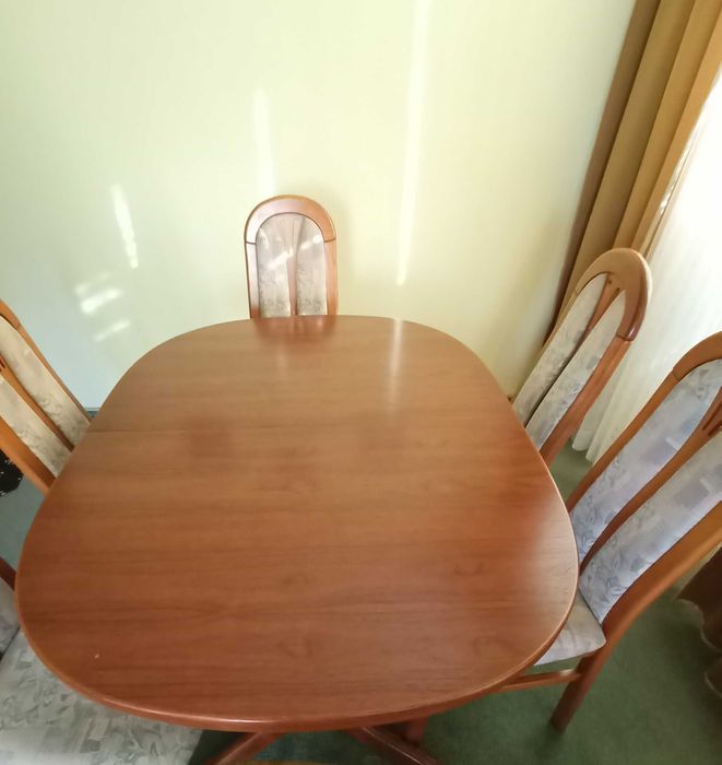 Drewniany stół w kolorze koniaku