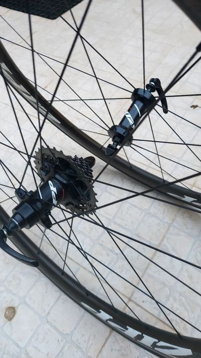 Rodas Zipp303 para pneu e câmara de ar.