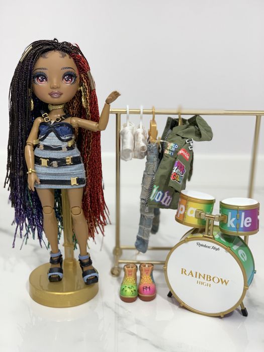 Lalka modowa rainbow high rockstar z perkusja Vanessa Tempo warkoczyki