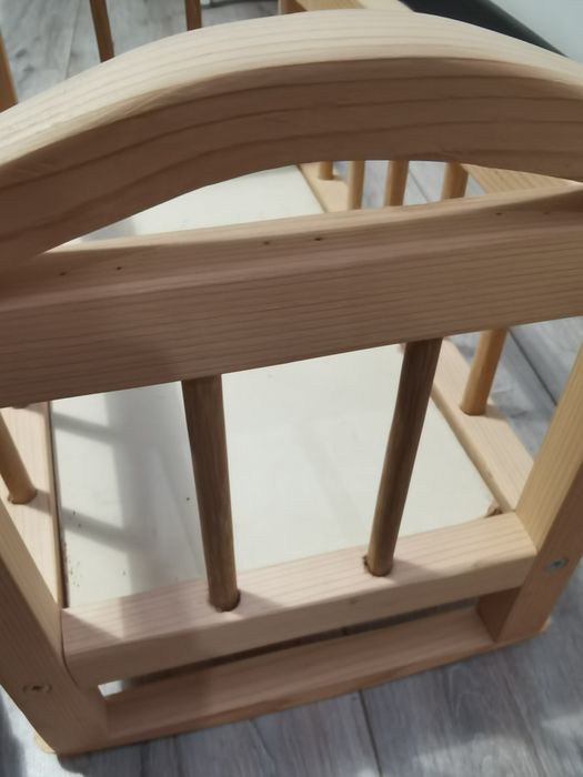 Кроватка-качалка из дерева для куколки или пупса.