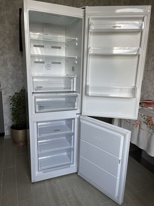 Холодильник з морозильною камерою Vestfrost CNF 186 ZW