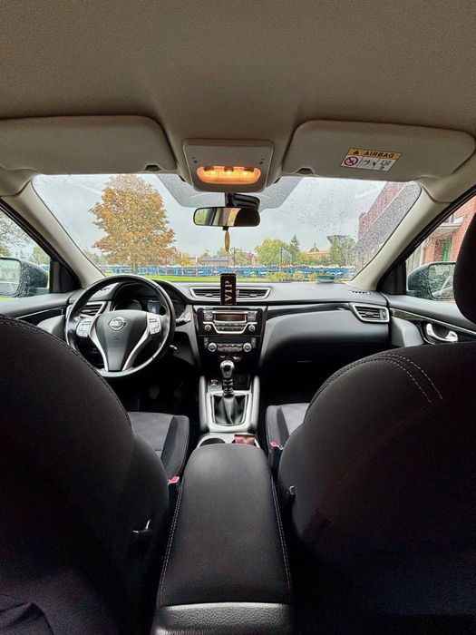 Nissan Qashqai 1,2 benzyna 115 KM . Bezwypadkowy - Czarny metalik