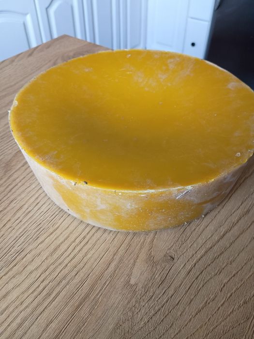 Wosk pszczeli z przydomowej pasieki