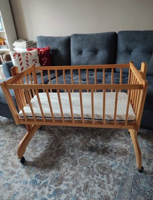 Drewniana kołyska dziecięca