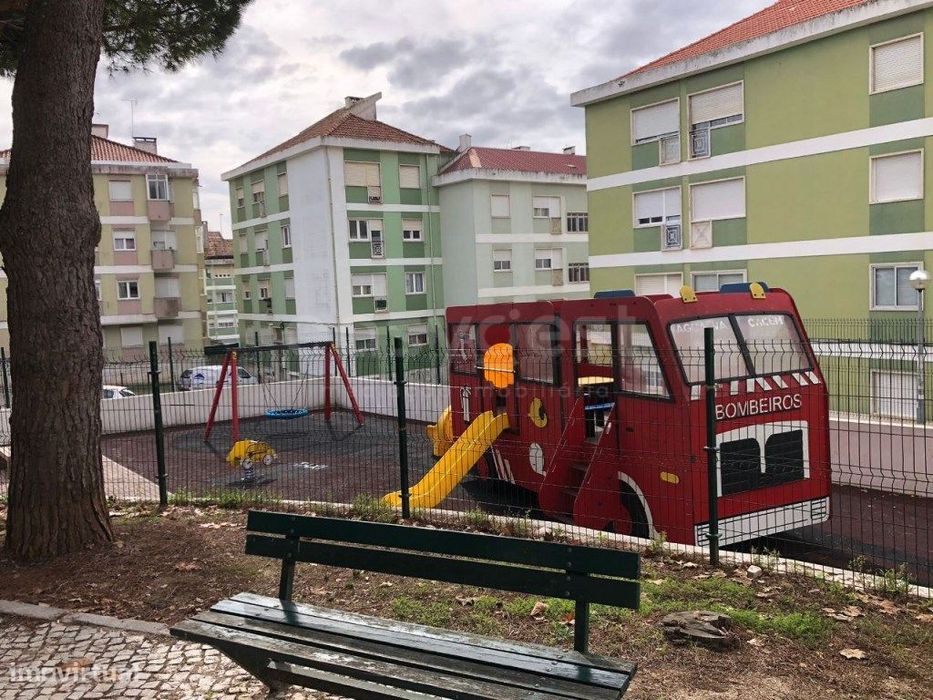 Loja com 210m² em cave com acesso direto à rua