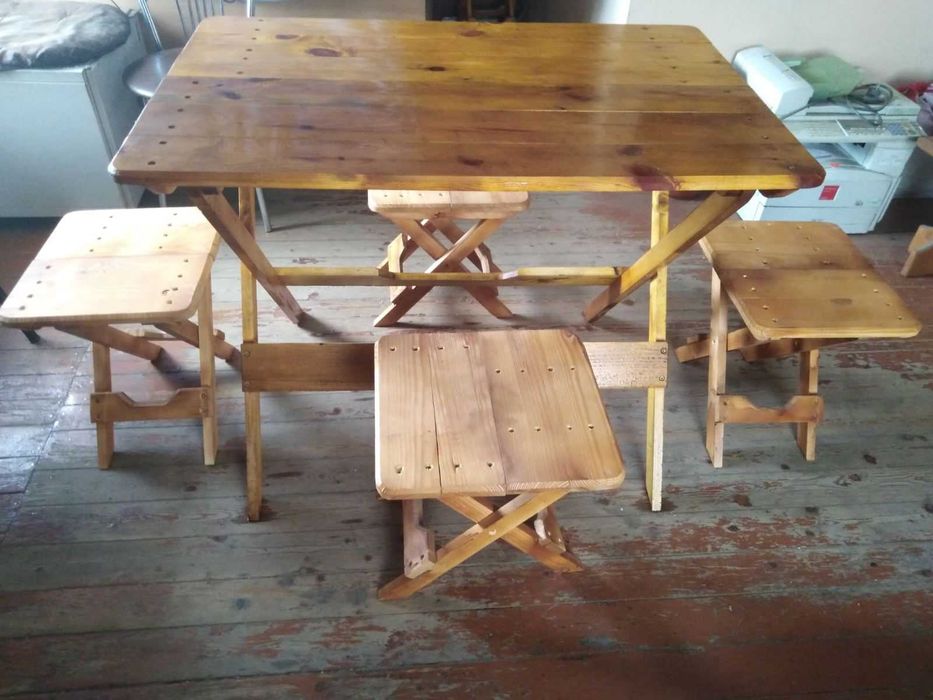 Стіл розкладний зі стільчиками