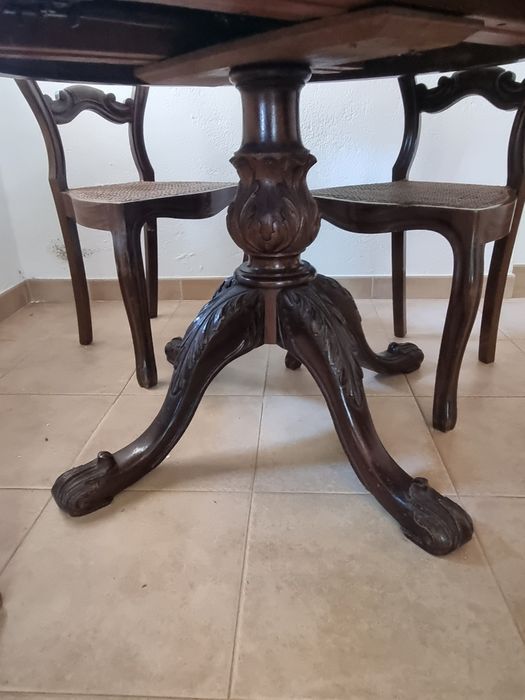 Conjunto de mesa e 6 cadeiras