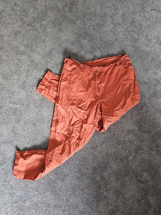 Pomarańczowe spodnie rurki FABO – rozmiar 44 (duże XL, małe XXL)
​Sprz