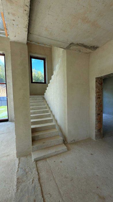 Просторий будинок, котедж в КМ