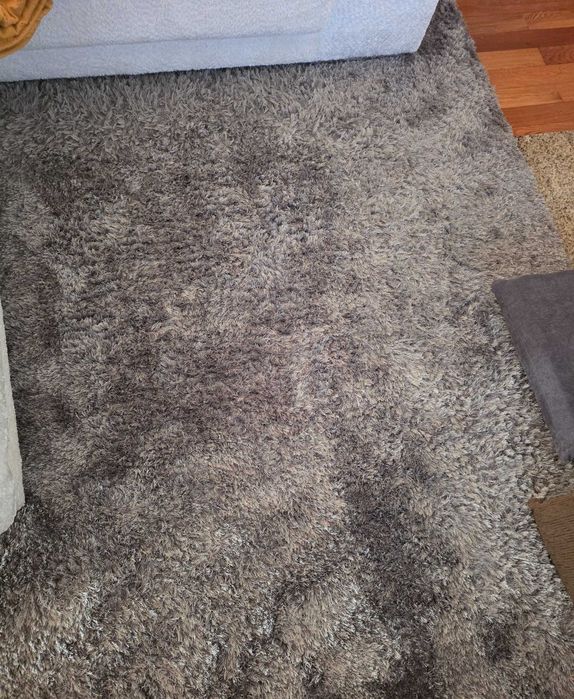 Tapete peludo cinza