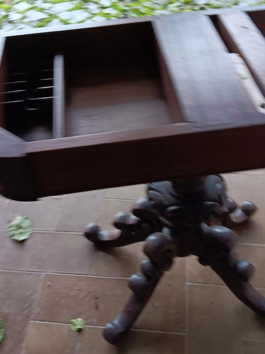 Mesa de jogo pe de galo.