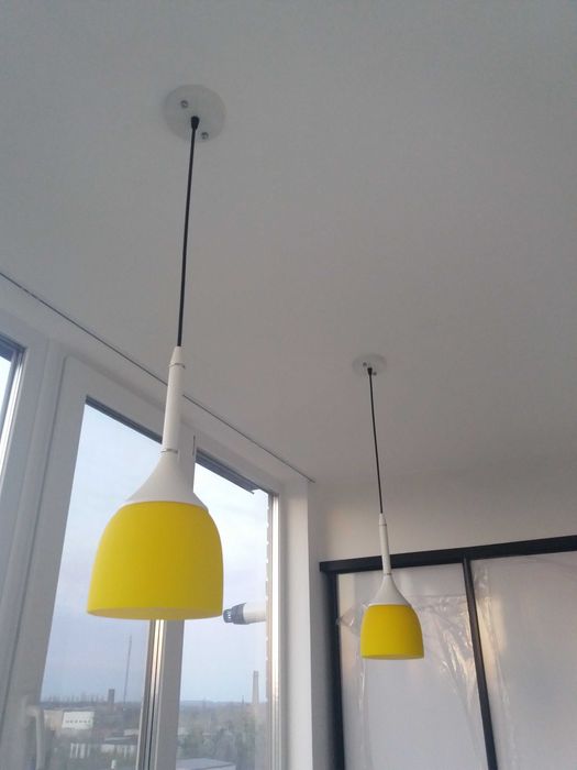 Жовтий світильник