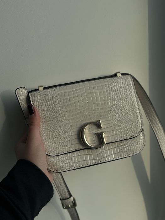Сумка Guess молочного кольору.