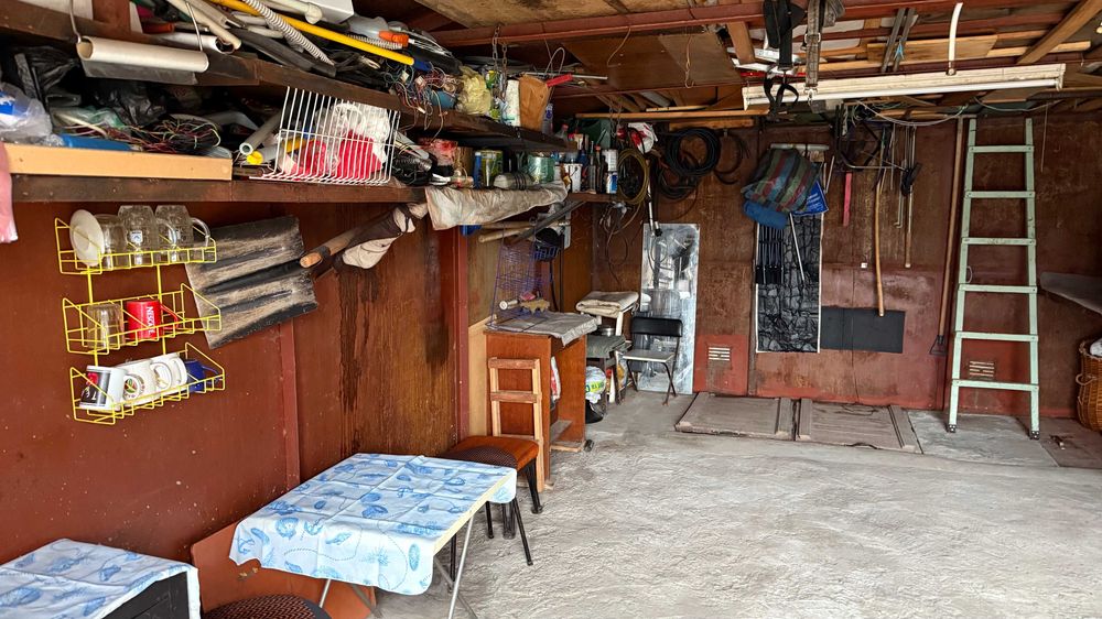 Продам гараж на ул. Паустовского с  инструментами!