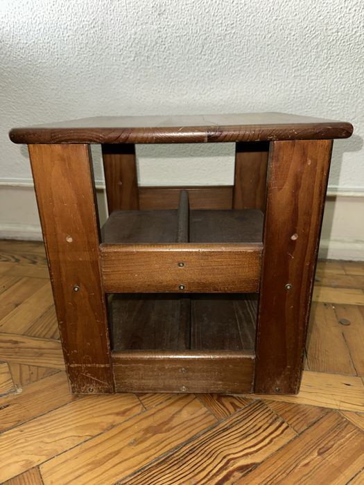 Mesa para CD’s pequena