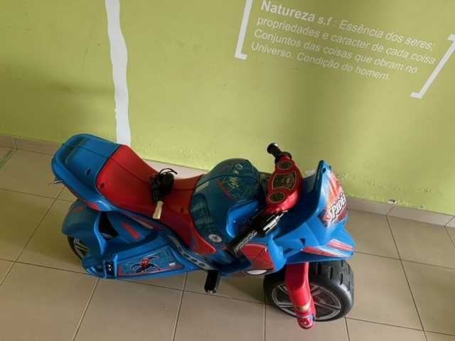 Mota a bateria de criança com muitas voltas ainda para dar :)