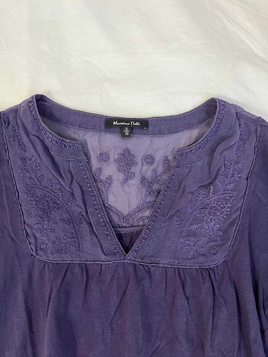 Camisa roxa com detalhes de renda