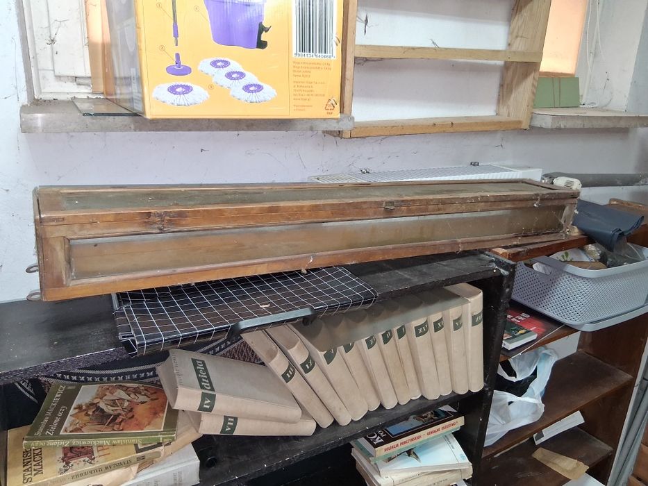 Gablotka na eksponaty artdeco dreniana z przeszkszeniem