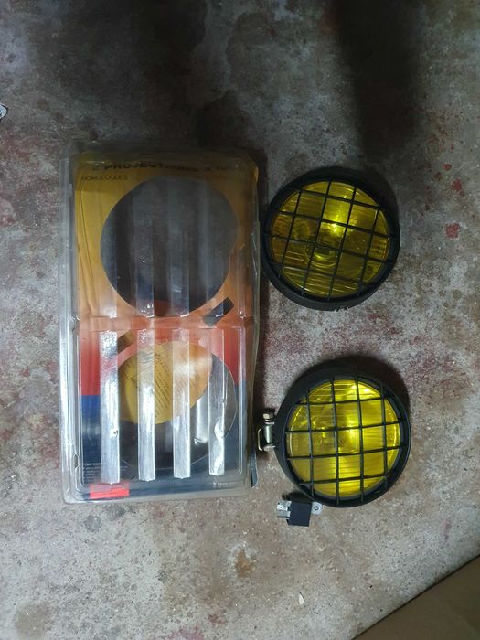 Vendo um par de ópticas para carro ou gipe de cor amarela