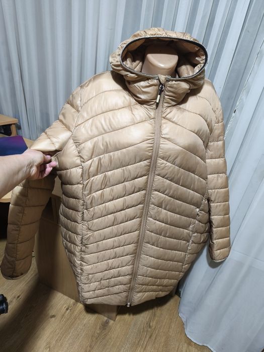 Стильна жіноча куртка бежевого кольору бренда Pola