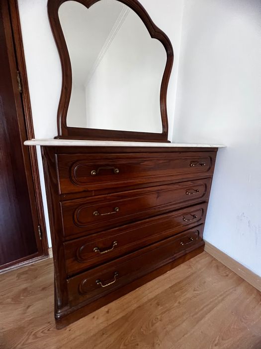 Cómoda quarto estilo antigo