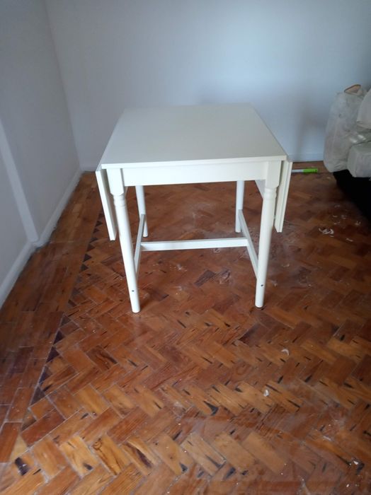 Mesa de madeira com abas