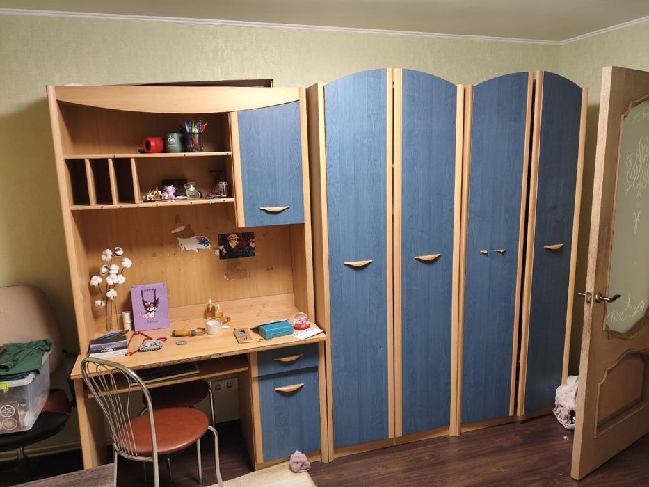 Детская мебель, стол и 2 шкафа Срочно СевГок