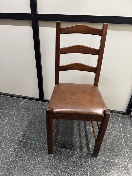 Cadeira com assento em semi pele