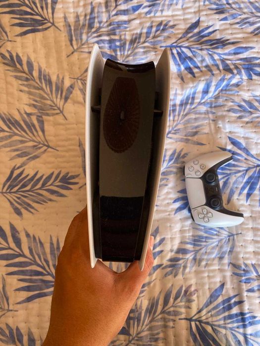 PS5 digital com 2 comandos com caixa e cabos e garantia de 2 anos.