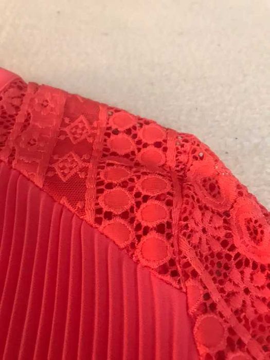 Blusa cor de rosa rendada