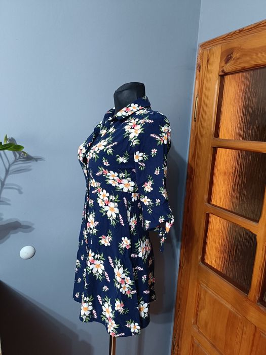 Śliczna sukienka w kwiatki przewiewna M 38 na guziki