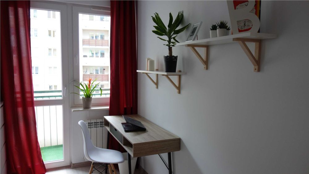 Pokój z balkonem na zielonych bielanach.