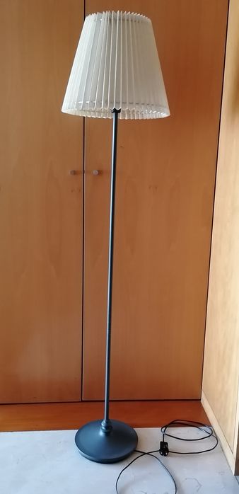 Candeeiro de pé com abajur